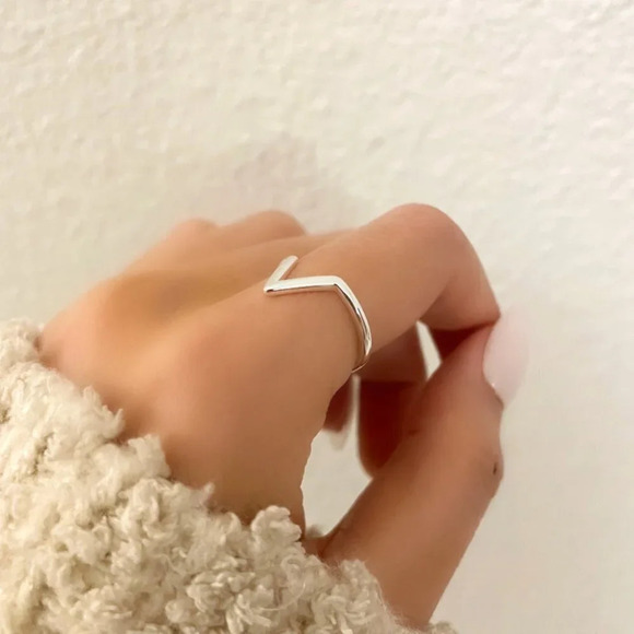 925 Sterling Silver Dainty V Ring V-Shaped Chevron Ring Geometric Ring - Picture 4 of 7